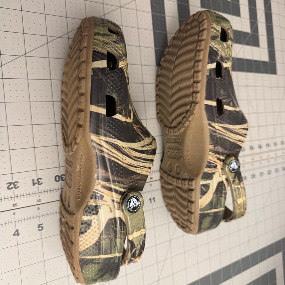 CROCS Men's Camouflage Clogs - Picture 2 of 5